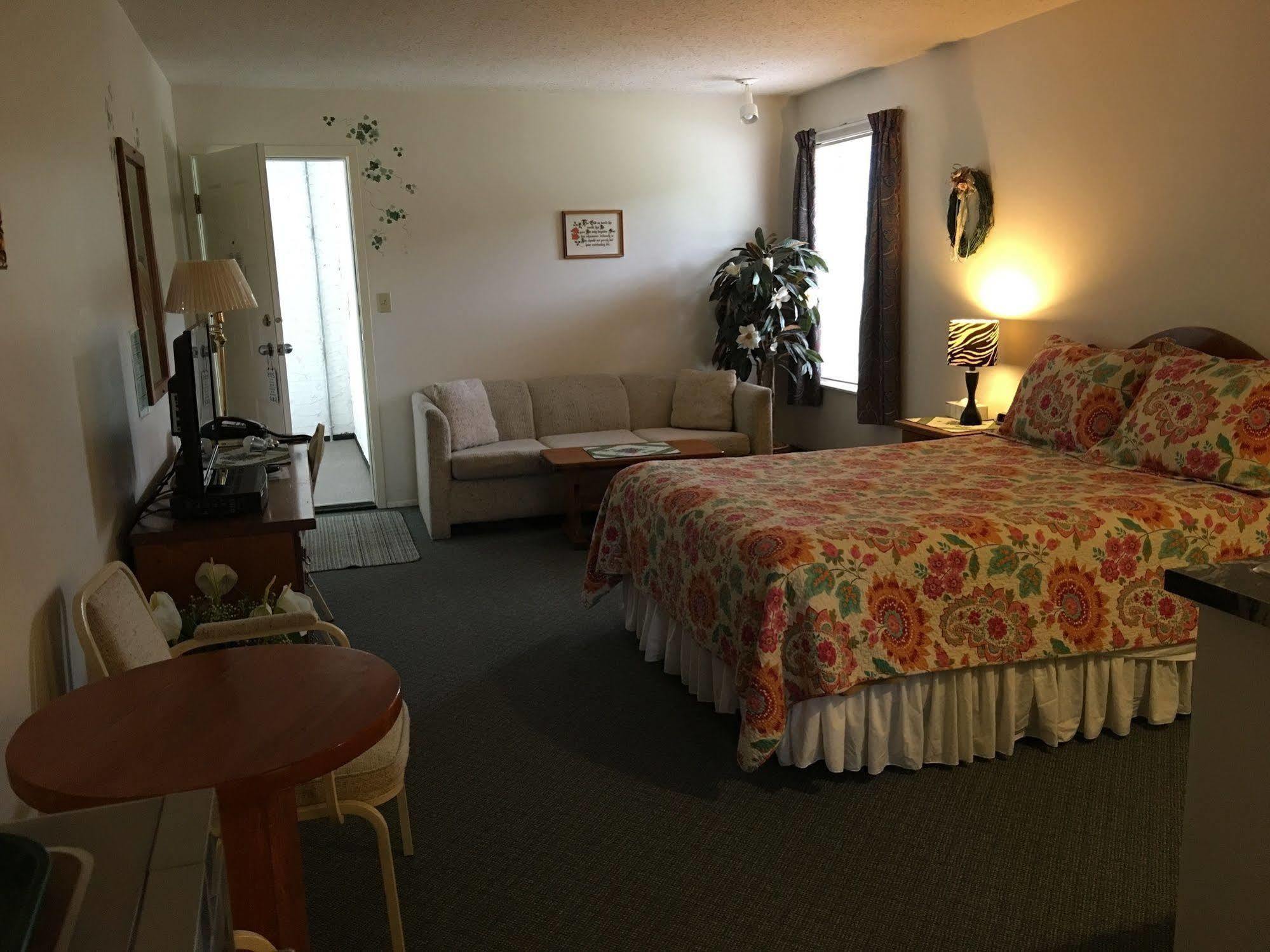 Chase Country Inn Exterior photo